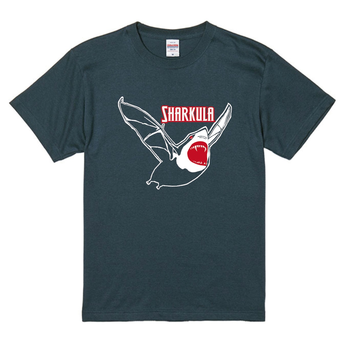 【映画／WOWOW サメ万博2025】 『シャーキュラ 吸血鮫』　Tシャツ　パターンA