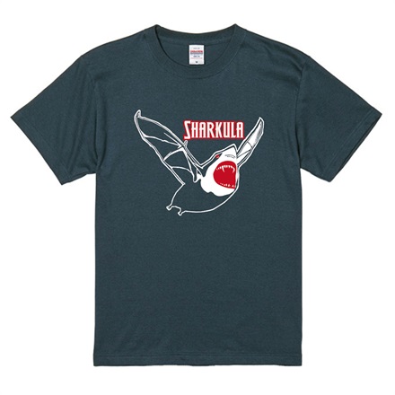【映画／WOWOW サメ万博2025】 『シャーキュラ 吸血鮫』　Tシャツ　パターンA